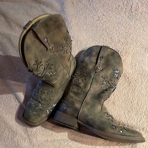 Cowboy boots size 8 womens
